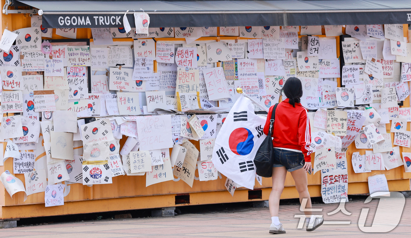 (서울=뉴스1) 이호윤 기자 = 제9회 전국동시지방선거 투표용지 부족 사태를 규탄하며 재선거를 요구하는 집회가 계속되는 10일 서울 송파구 올림픽공원 핸드볼경기장 인근 컨테이너 카 …