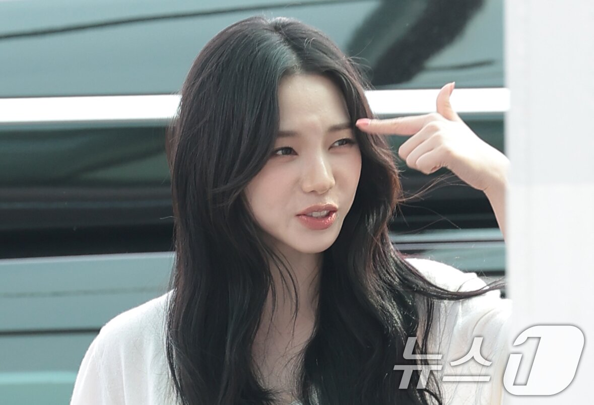 본문 이미지 - 에스파 카리나가 월드컵 응원을 위해 10일 인천국제공항에 도착해 멕시코로 출국하며 얼굴에 '알레르기'가 났다고 말하고 있다. ⓒ 뉴스1 권현진 기자