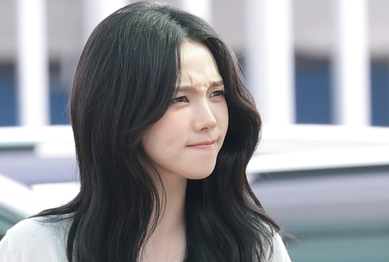 [뉴스1 ★]'인상 팍' 카리나 "오해 말아요"…알레르기 고백에 팬들 '응원 물결'