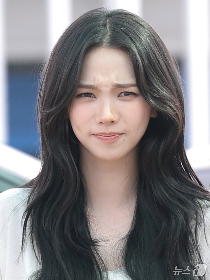 본문 이미지 - 에스파 카리나가 월드컵 응원을 위해 10일 인천국제공항에 도착해 멕시코로 출국하기 전 인사를 하고 있다. ⓒ 뉴스1 권현진 기자
