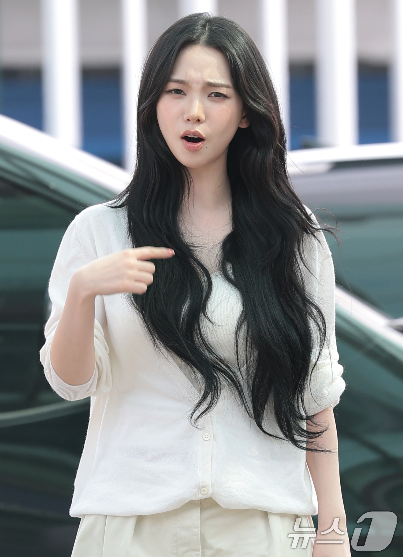 (인천공항=뉴스1) 권현진 기자 = 에스파 카리나가 월드컵 응원을 위해 10일 인천국제공항에 도착해 멕시코로 출국하기 전 인사를 하고 있다. 이날 카리나는 얼굴에 올라온 알레르기 …
