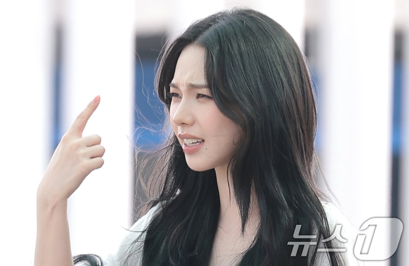 본문 이미지 - 에스파 카리나가 월드컵 응원을 위해 10일 인천국제공항에 도착해 멕시코로 출국하며 얼굴에 '알레르기'가 났다고 말하고 있다. ⓒ 뉴스1 권현진 기자