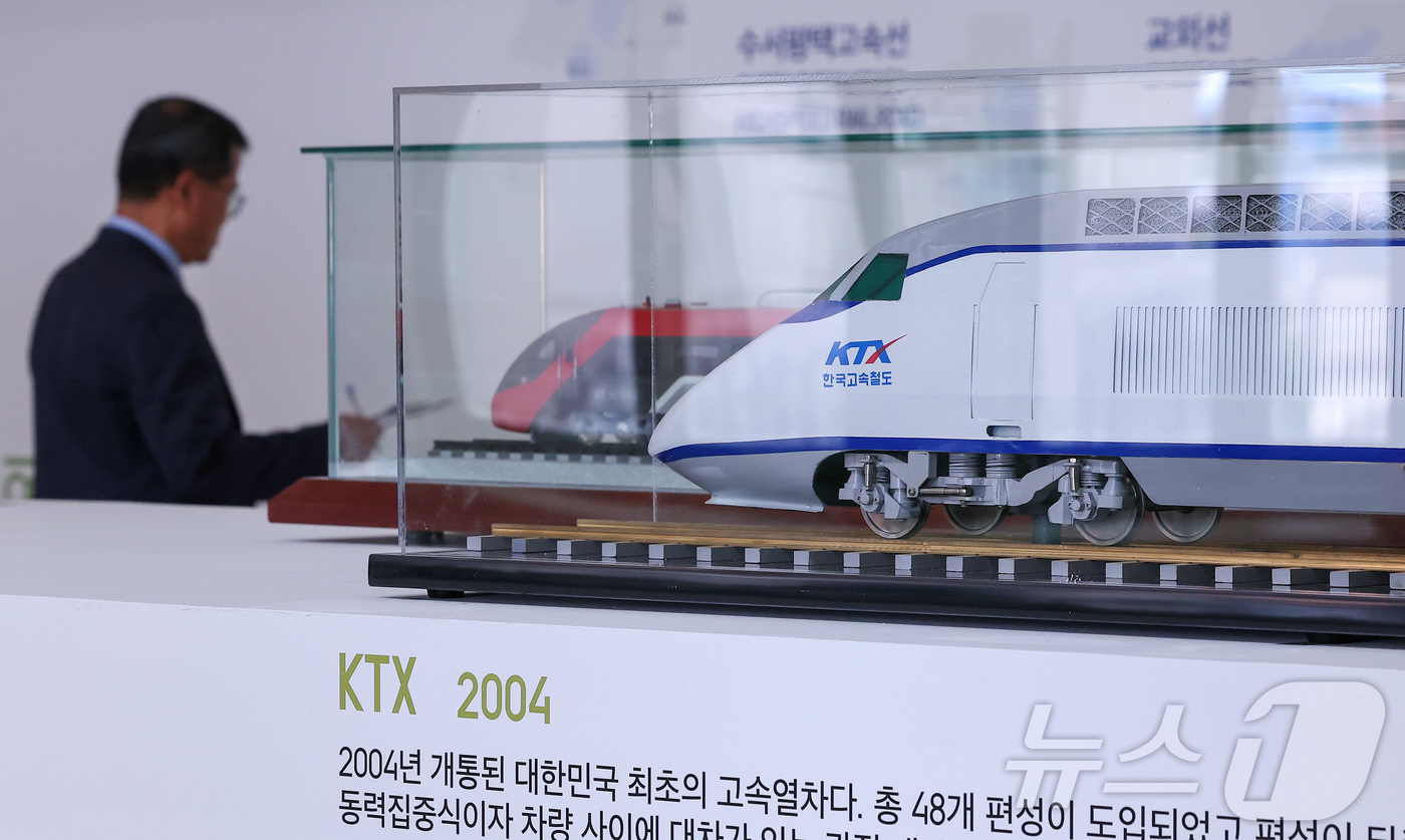 (서울=뉴스1) 김성진 기자 = 10일 서울 중구 문화역서울284에서 코레일 철도문화전 '서울역2026: 다시 뛰는 심장'에 열차 모형들이 전시되어 있다.옛 서울역의 역사성과 철도 …