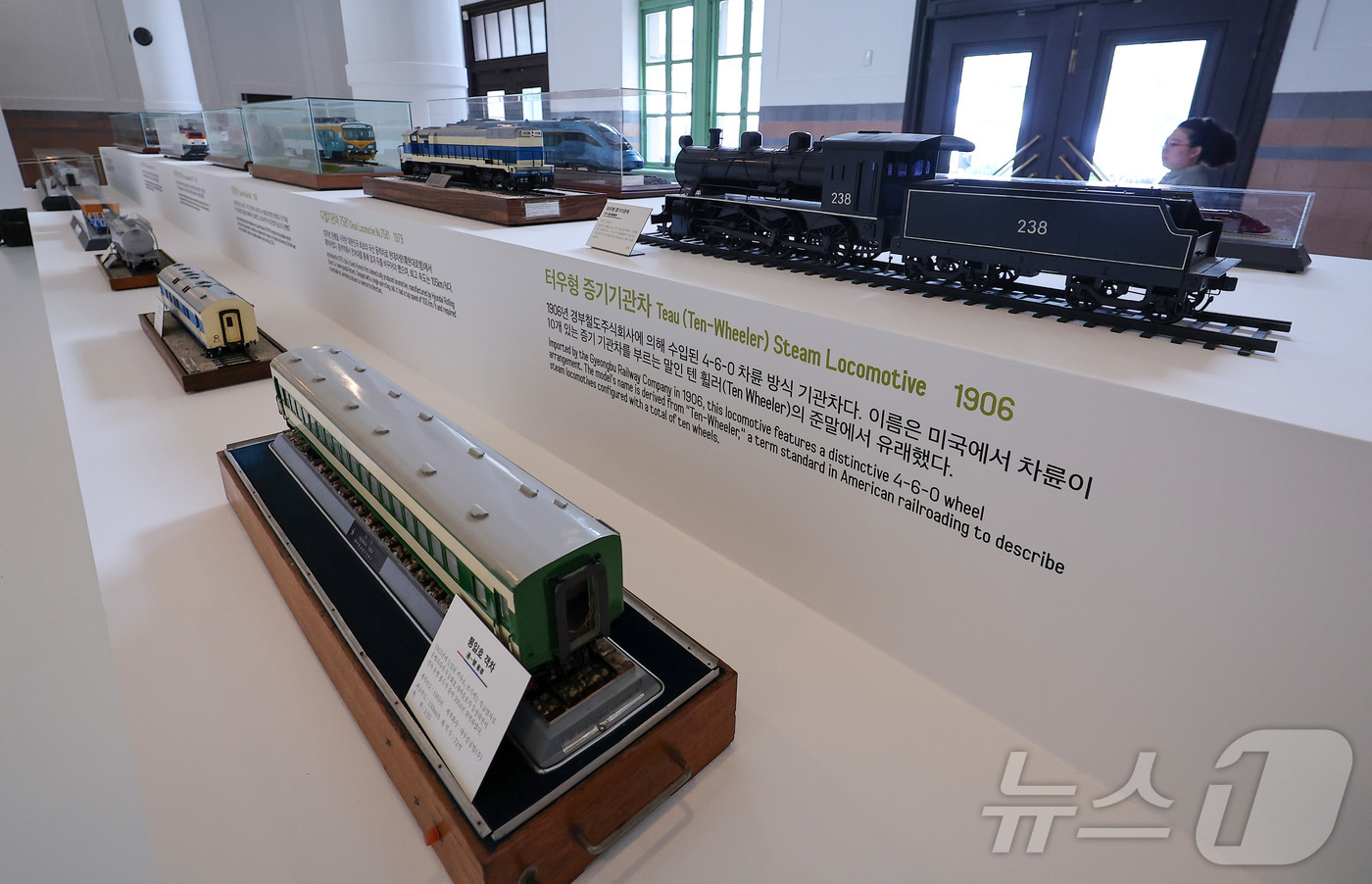 (서울=뉴스1) 김성진 기자 = 10일 서울 중구 문화역서울284에서 코레일 철도문화전 '서울역2026: 다시 뛰는 심장'에 열차 모형들이 전시되어 있다.옛 서울역의 역사성과 철도 …