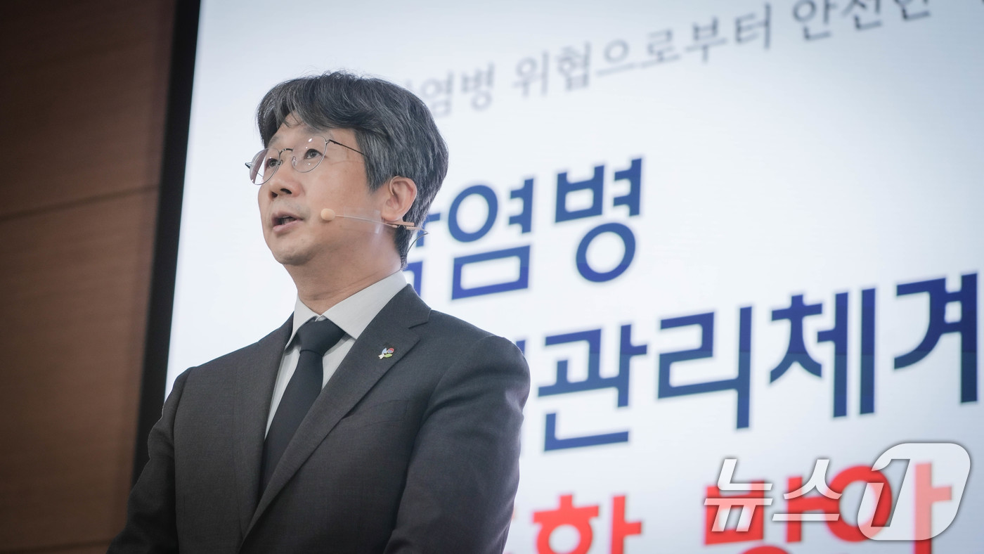 (서울=뉴스1) = 임승관 질병관리청장이 10일 충북 청주 국립중앙인체자원은행에서 감염병 위기관리체계 고도화 방안을 발표하고 있다. (질병관리청 제공. 재판매 및 DB금지) 202 …