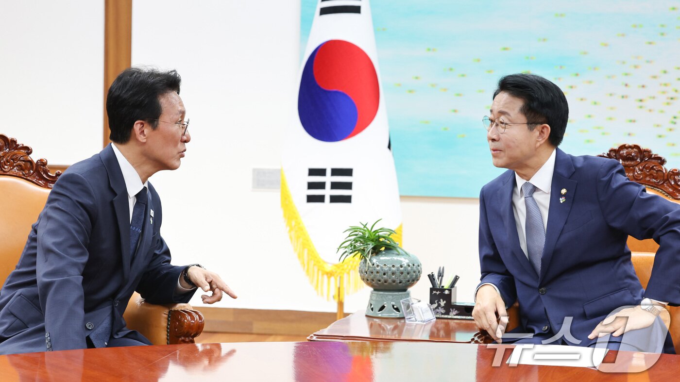 본문 이미지 - 조정식 국회의장이 10일 서울 여의도 국회를 찾은 김민석 국무총리를 접견하고 있다. 2026.6.10 ⓒ 뉴스1 신웅수 기자