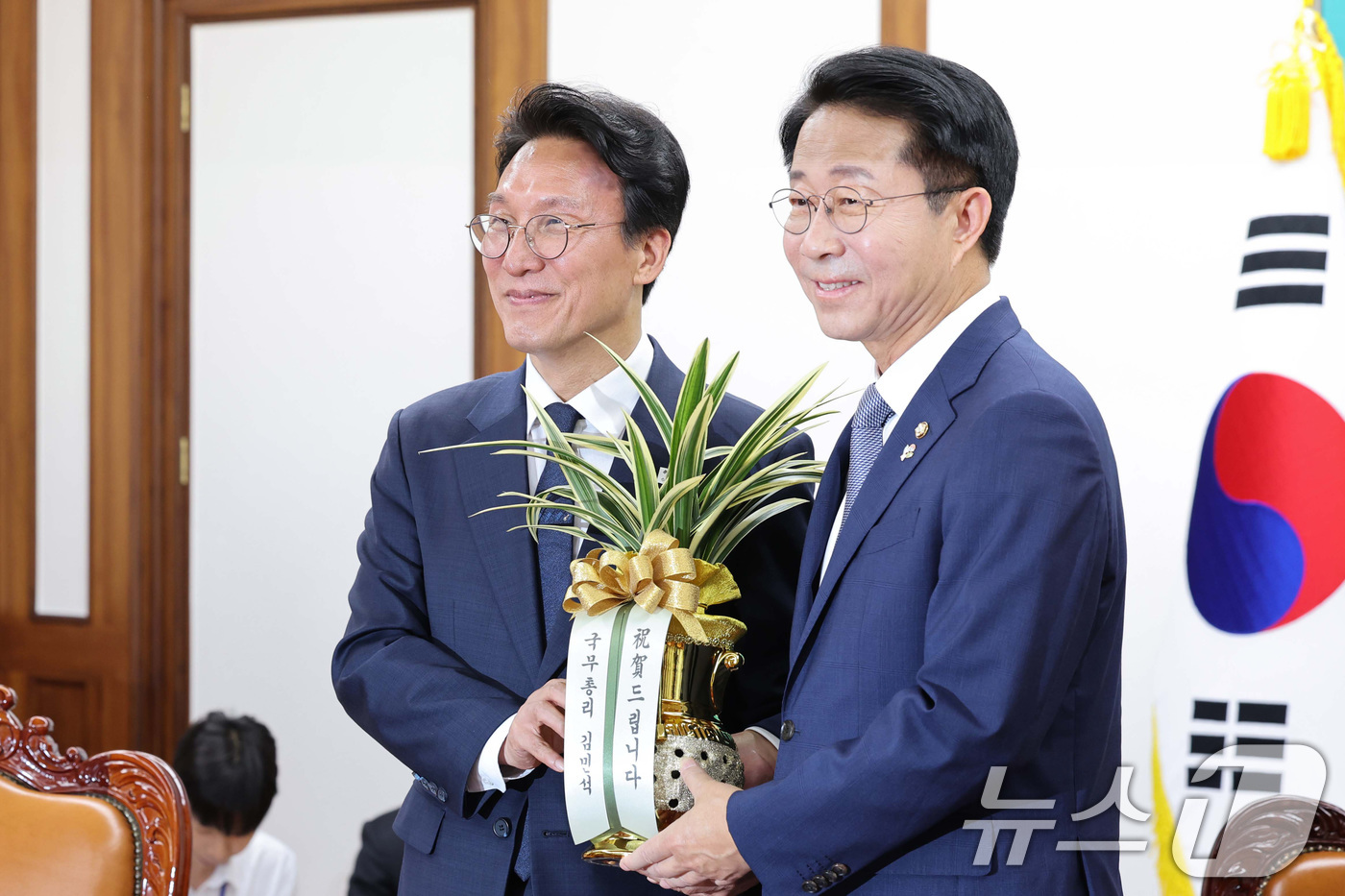 (서울=뉴스1) 신웅수 기자 = 김민석 국무총리가 10일 서울 여의도 국회를 찾아 조정식 국회의장에게 취임 축하난을 선물하고 있다. 2026.6.10/뉴스1