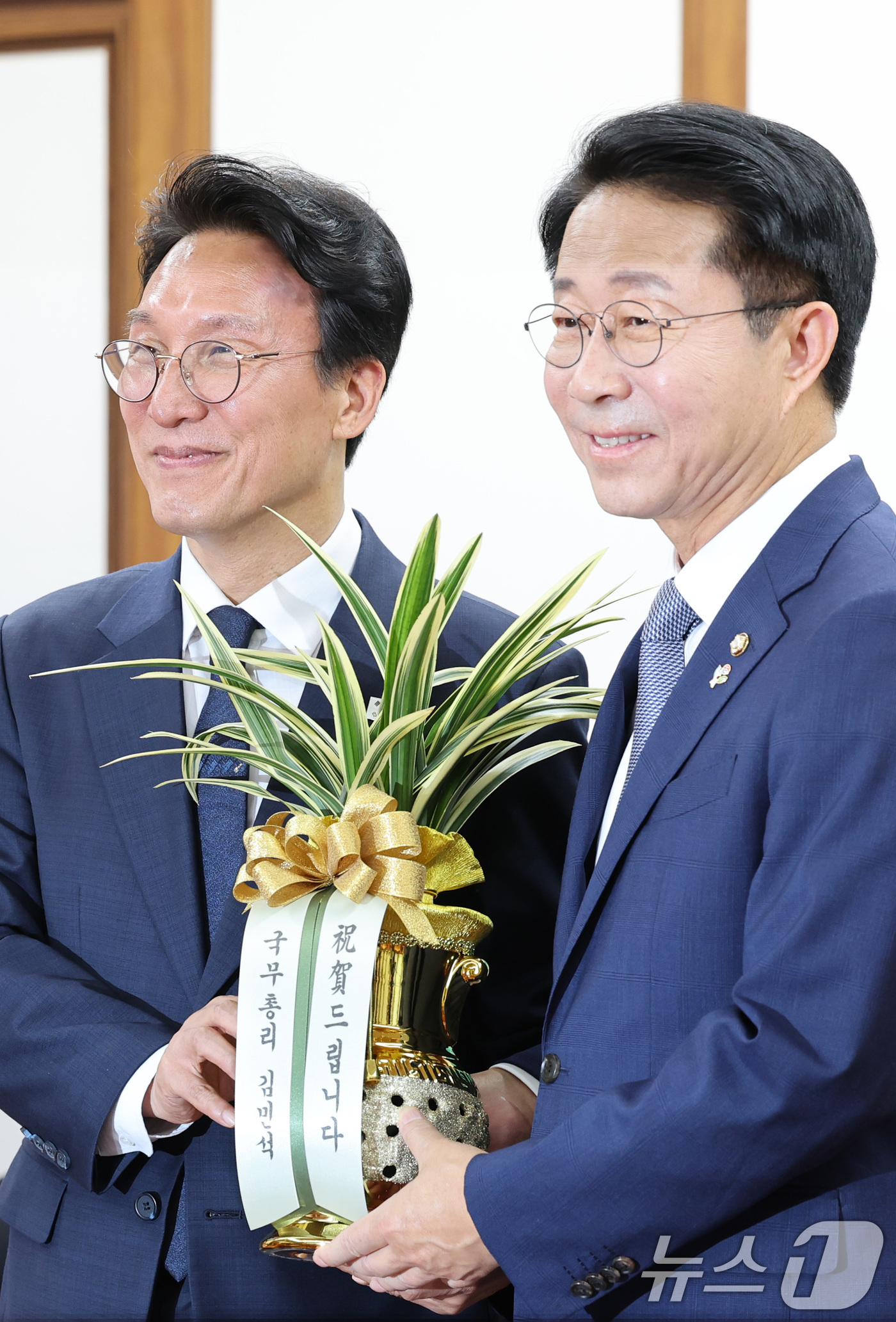 (서울=뉴스1) 신웅수 기자 = 김민석 국무총리가 10일 서울 여의도 국회를 찾아 조정식 국회의장에게 취임 축하난을 선물하고 있다. 2026.6.10/뉴스1