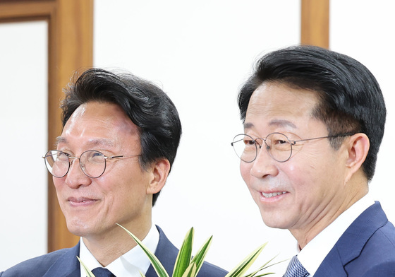 취임 축하난 들고 국회 찾은 김민석 총리