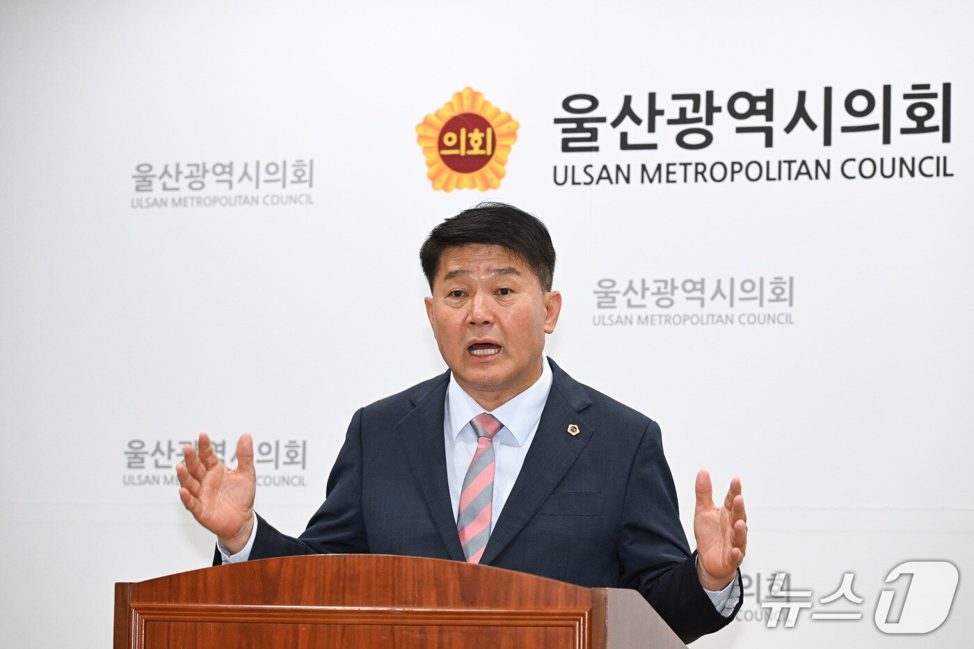 본문 이미지 - 국민의힘 소속 이성룡 울산시의장은 10일 시의회에서 기자회견을 열고 있다.(울산시의회 제공. 재판매 및 DB금지)/뉴스1