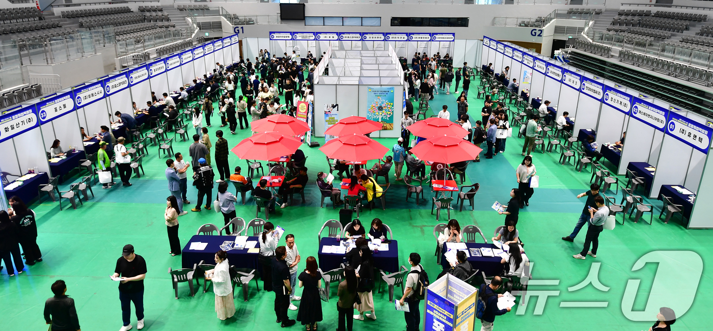 (포항=뉴스1) 최창호 기자 = 10일 오후 경북 포항시 실내체육관에서 열린 '2026 퐝퐝 포항취업박람회장'을 찾은 구직자들이 취업상담을 하고 있다. 2026.6.10/뉴스1