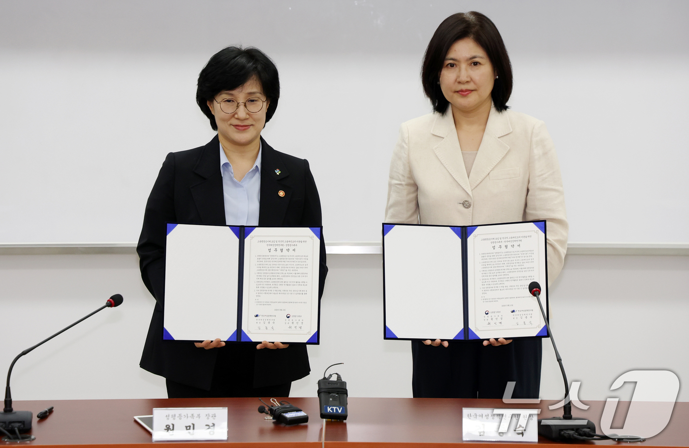 (서울=뉴스1) 김명섭 기자 = 10일 서울 종로구 세종대로 정부서울청사에서 열린 고용평등공시제의 성공적인 추진을 위한 성평등가족부-한국여성정책연구원 업무협약식에서 원민경 장과과 …