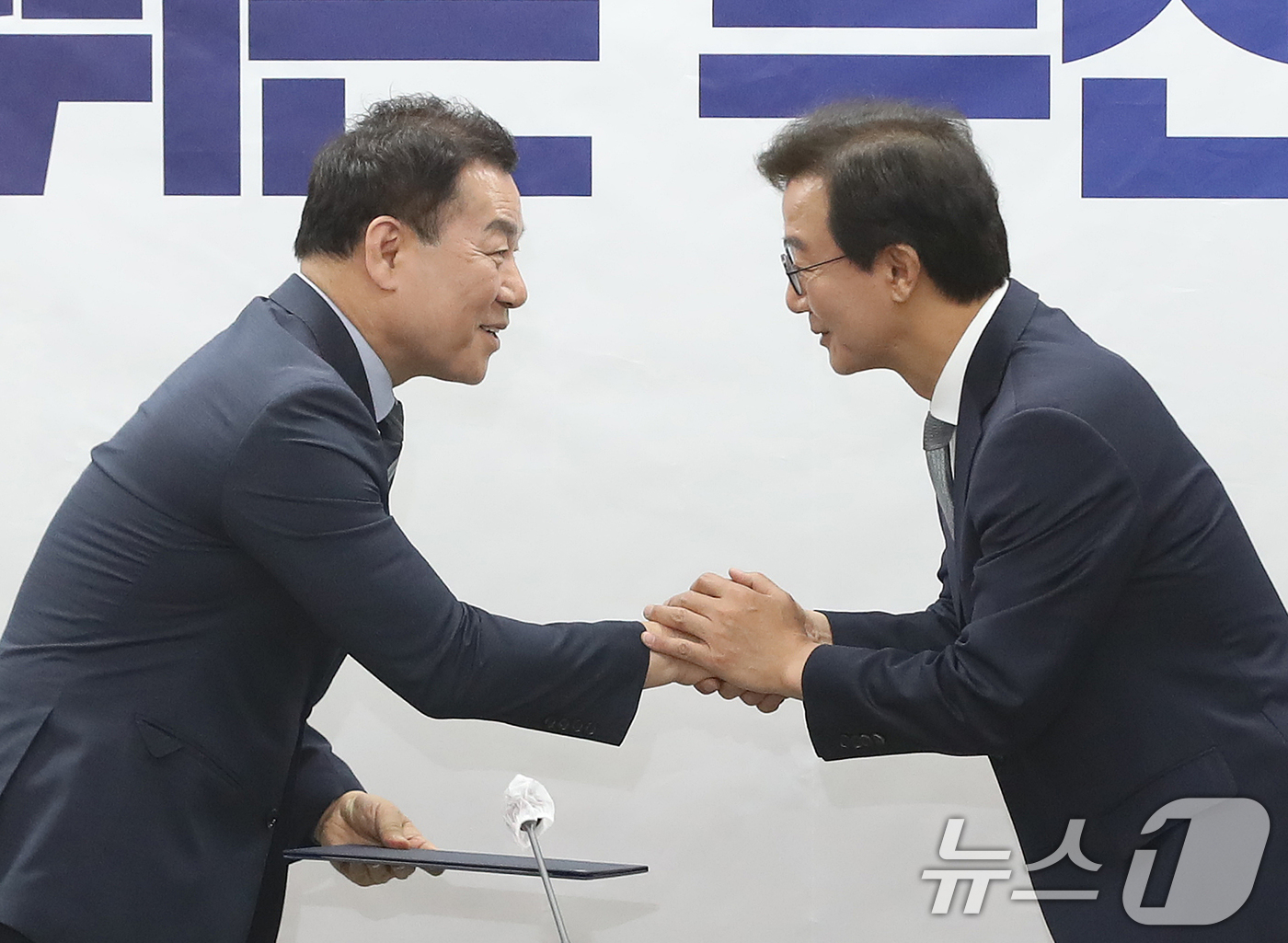 (부산=뉴스1) 윤일지 기자 = 전재수 부산시장 당선인이 10일 오후 부산 부산진구 부산시상수도사업본부에서 열린 부산시장 인수위원회 출범식에서 차재권 인수위원장에게 위촉장을 수여하 …