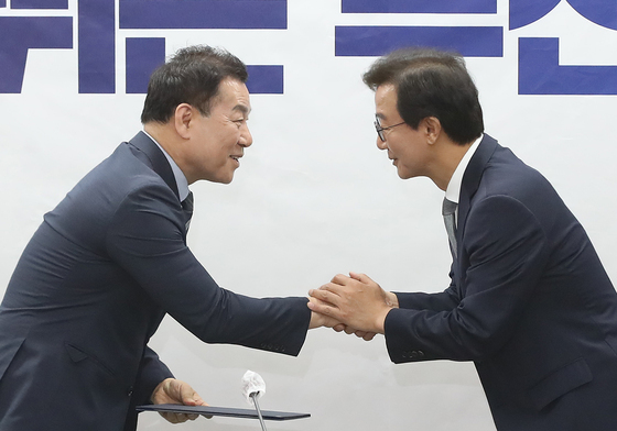 인수위원장에게 위촉장 수여하는 전재수 부산시장 당선인