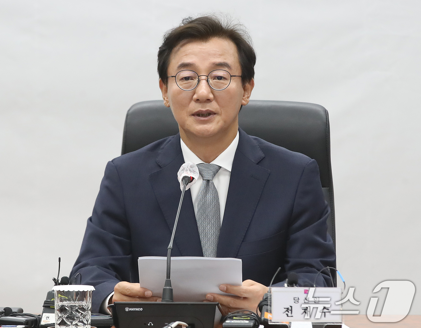 (부산=뉴스1) 윤일지 기자 = 전재수 부산시장 당선인이 10일 오후 부산 부산진구 부산시상수도사업본부에서 열린 부산시장 인수위원회 출범식에서 발언하고 있다.  2026.6.10/ …