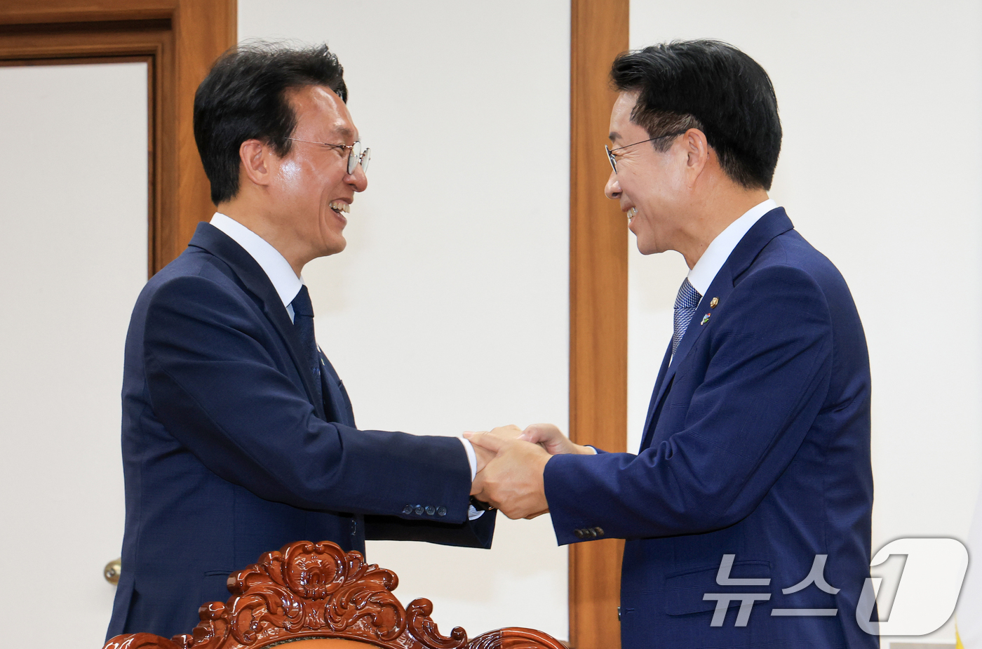 (서울=뉴스1) 신웅수 기자 = 김민석 국무총리가 10일 서울 여의도 국회를 찾아 조정식 국회의장을 예방하고 있다. (공동취재) 2026.6.10/뉴스1