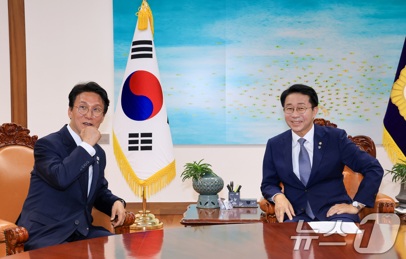 (서울=뉴스1) 신웅수 기자 = 김민석 국무총리가 10일 서울 여의도 국회를 찾아 조정식 국회의장을 예방하고 있다. (공동취재) 2026.6.10/뉴스1