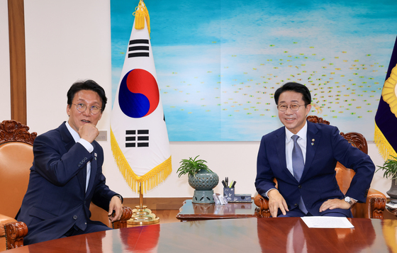 대화나누는 김민석 총리·조정식 의장