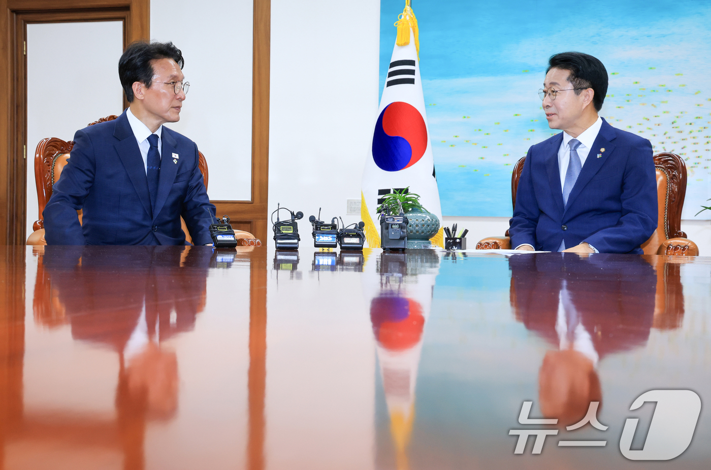 (서울=뉴스1) 신웅수 기자 = 조정식 국회의장이 10일 서울 여의도 국회를 찾은 김민석 국무총리를 접견하고 있다. (공동취재) 2026.6.10/뉴스1