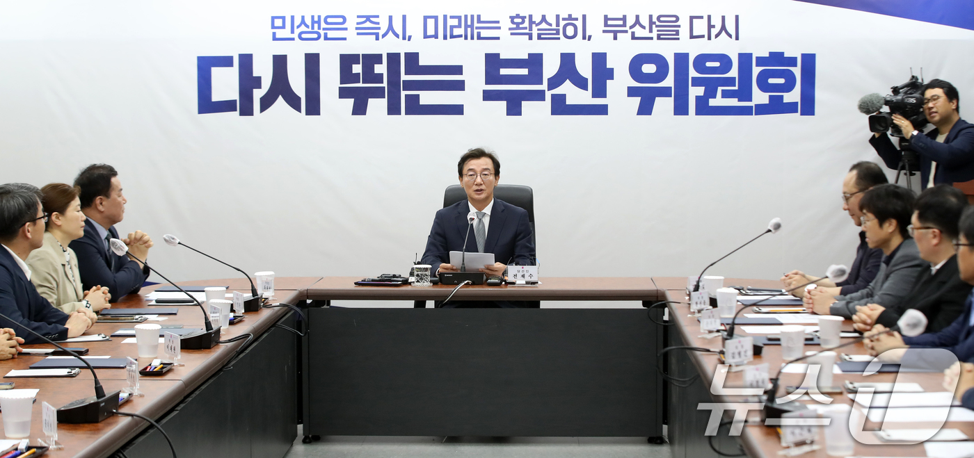(부산=뉴스1) 윤일지 기자 = 전재수 부산시장 당선인이 10일 오후 부산 부산진구 부산시상수도사업본부에서 열린 부산시장 인수위원회 출범식에서 발언하고 있다.  2026.6.10/ …
