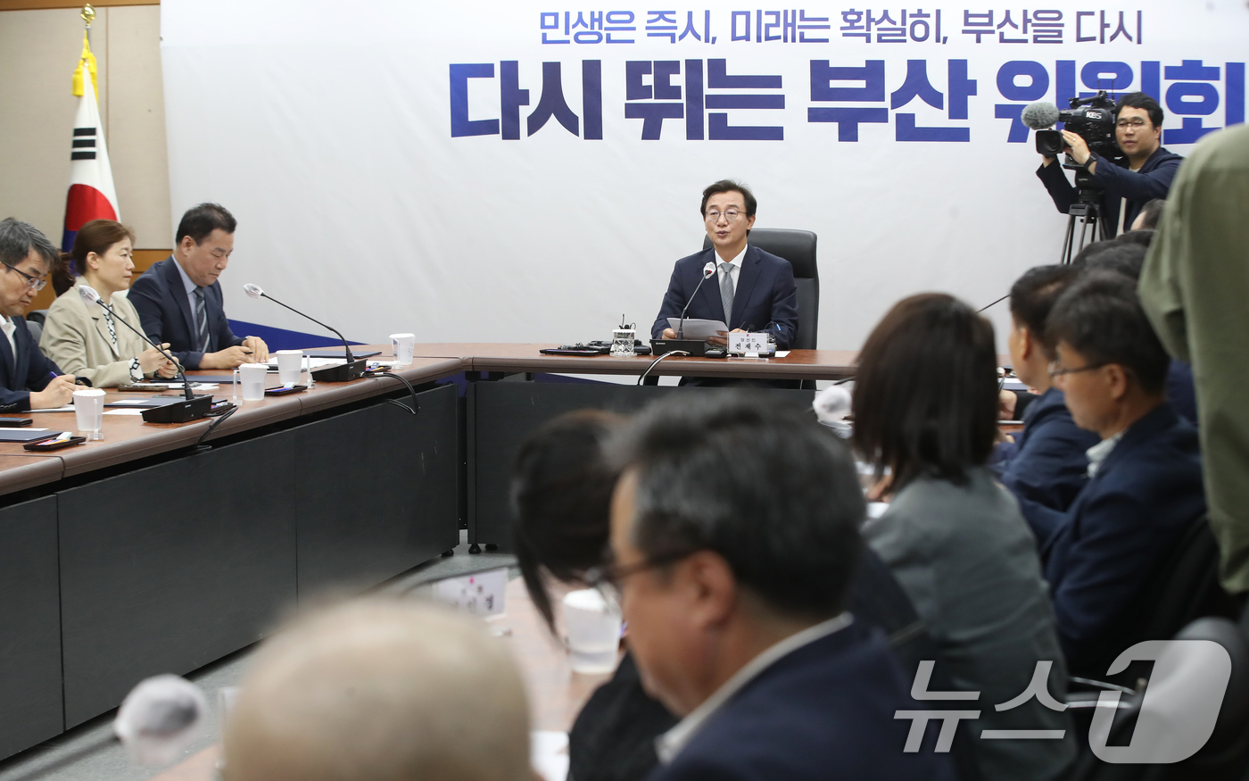 (부산=뉴스1) 윤일지 기자 = 전재수 부산시장 당선인이 10일 오후 부산 부산진구 부산시상수도사업본부에서 열린 부산시장 인수위원회 출범식에서 발언하고 있다.  2026.6.10/ …