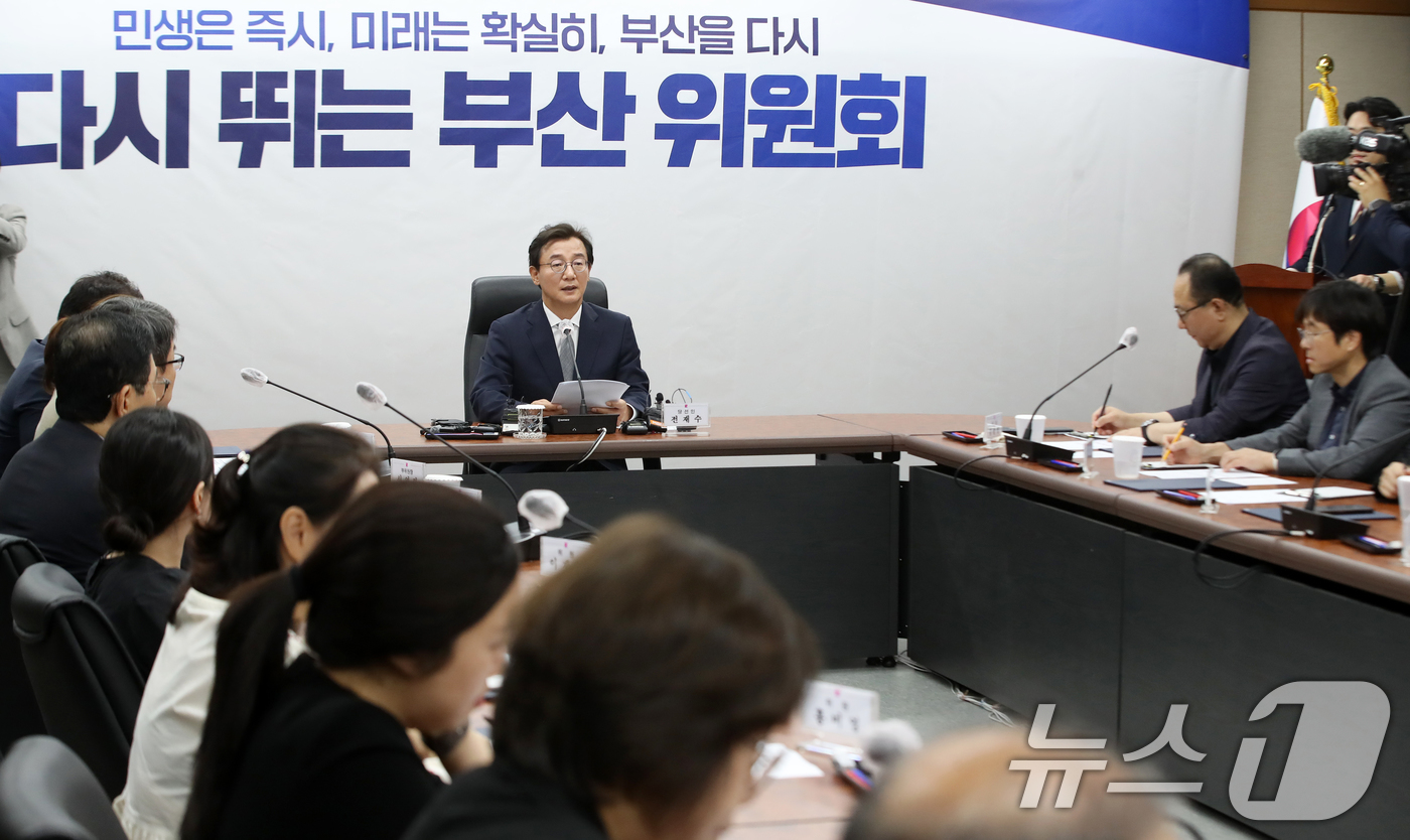 (부산=뉴스1) 윤일지 기자 = 전재수 부산시장 당선인이 10일 오후 부산 부산진구 부산시상수도사업본부에서 열린 부산시장 인수위원회 출범식에서 발언하고 있다.  2026.6.10/ …