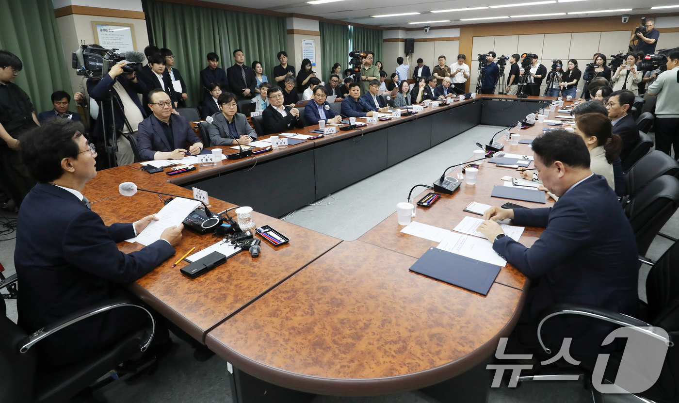 (부산=뉴스1) 윤일지 기자 = 전재수 부산시장 당선인이 10일 오후 부산 부산진구 부산시상수도사업본부에서 열린 부산시장 인수위원회 출범식에서 발언하고 있다.  2026.6.10/ …