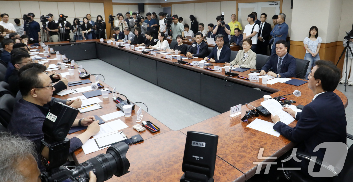 (부산=뉴스1) 윤일지 기자 = 전재수 부산시장 당선인이 10일 오후 부산 부산진구 부산시상수도사업본부에서 열린 부산시장 인수위원회 출범식에서 발언하고 있다.  2026.6.10/ …