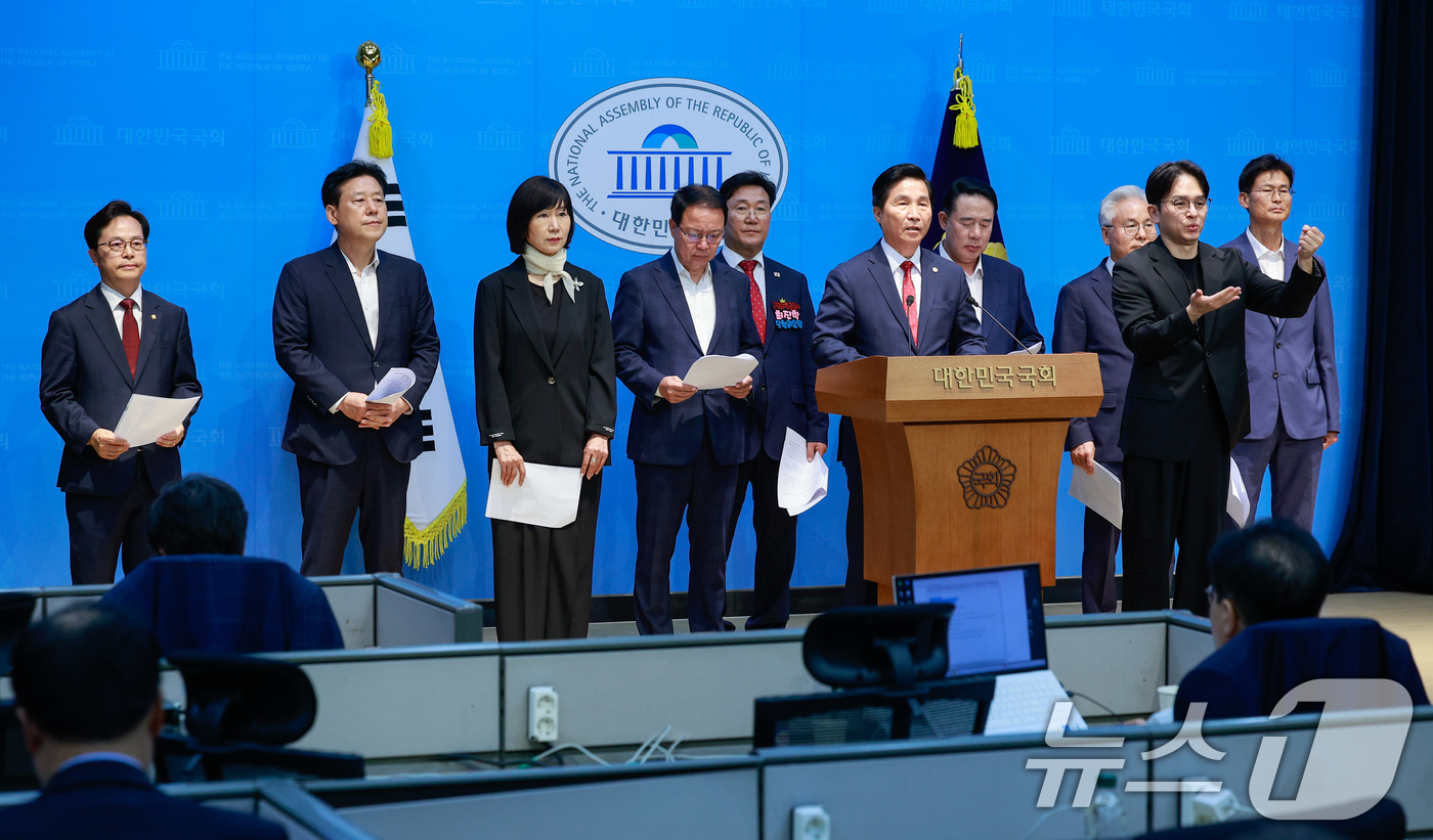 (서울=뉴스1) 안은나 기자 = 국민의힘 원외 당협위원장들이 10일 서울 여의도 국회 소통관에서 중앙선거관리위원회 자체 진상규명위원회 가동 중단을 요구하며 기자회견을 하고 있다. …