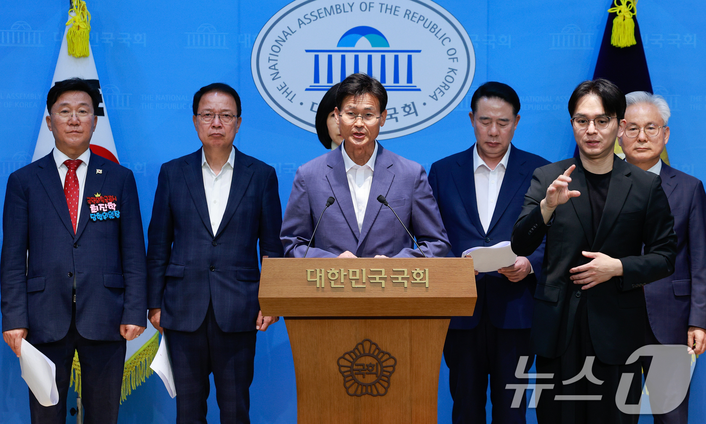 (서울=뉴스1) 안은나 기자 = 국민의힘 원외 당협위원장들이 10일 서울 여의도 국회 소통관에서 중앙선거관리위원회 자체 진상규명위원회 가동 중단을 요구하며 기자회견을 하고 있다. …
