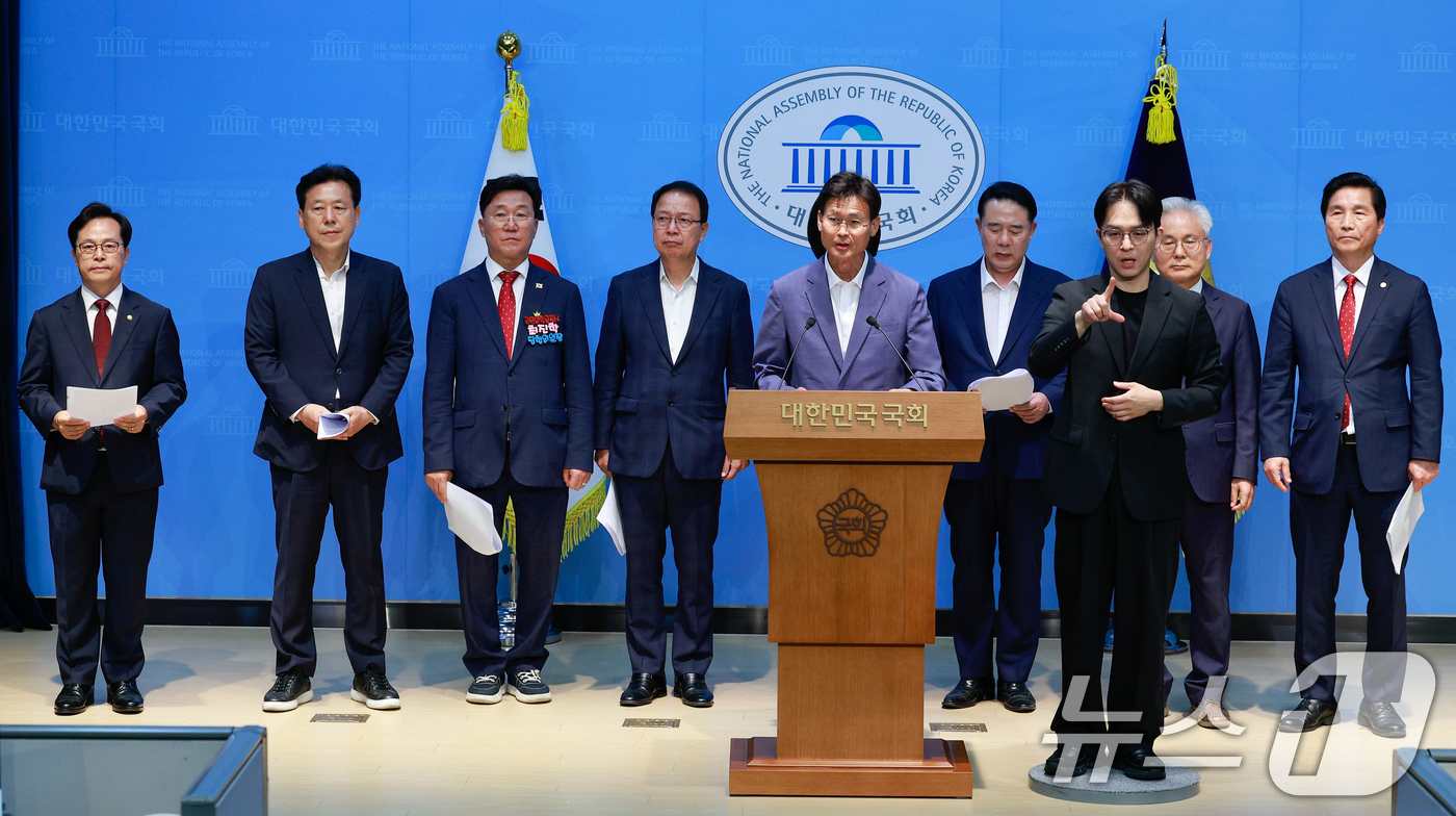 (서울=뉴스1) 안은나 기자 = 국민의힘 원외 당협위원장들이 10일 서울 여의도 국회 소통관에서 중앙선거관리위원회 자체 진상규명위원회 가동 중단을 요구하며 기자회견을 하고 있다. …