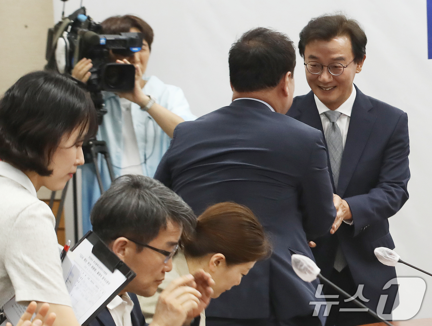 (부산=뉴스1) 윤일지 기자 = 전재수 부산시장 당선인이 10일 오후 부산 부산진구 부산시상수도사업본부에서 열린 부산시장 인수위원회 출범식에서 차재권 인수위원장과 인사하고 있다. …