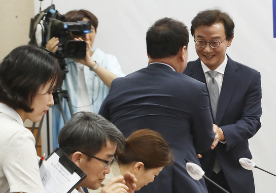 차재권 인수위원장과 인사하는 전재수 부산시장 당선인
