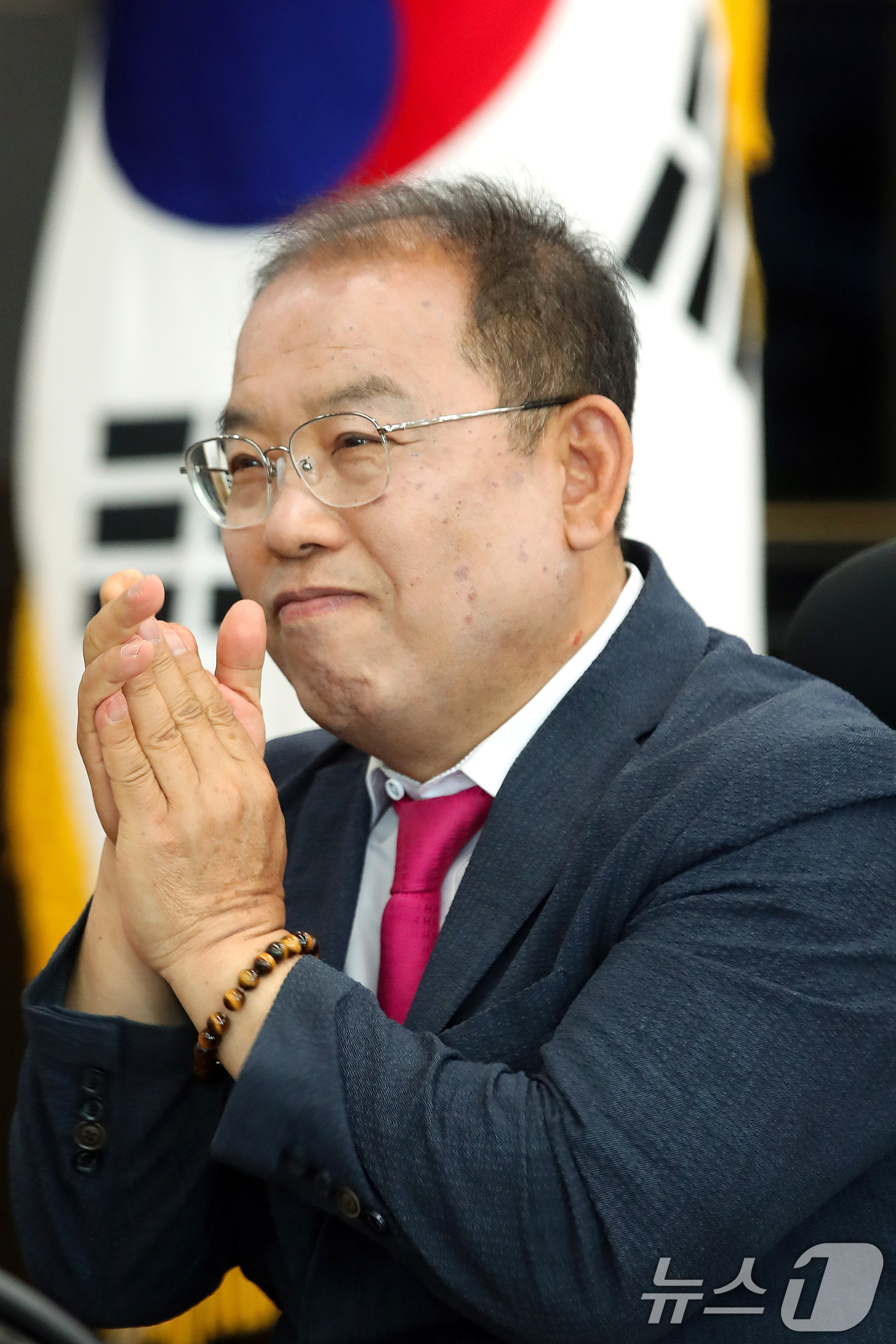 (대구=뉴스1) 공정식 기자 = 우성진 대구 동구청장 당선인이 10일 오전 동구 아양아트센터에서 열린 '민선 9기 동구청장직 인수위원회' 첫 전체 회의에서 인수위원들을 격려하고 있 …