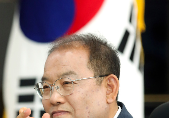 인수위원 격려하는 우성진 대구 동구청장 당선인