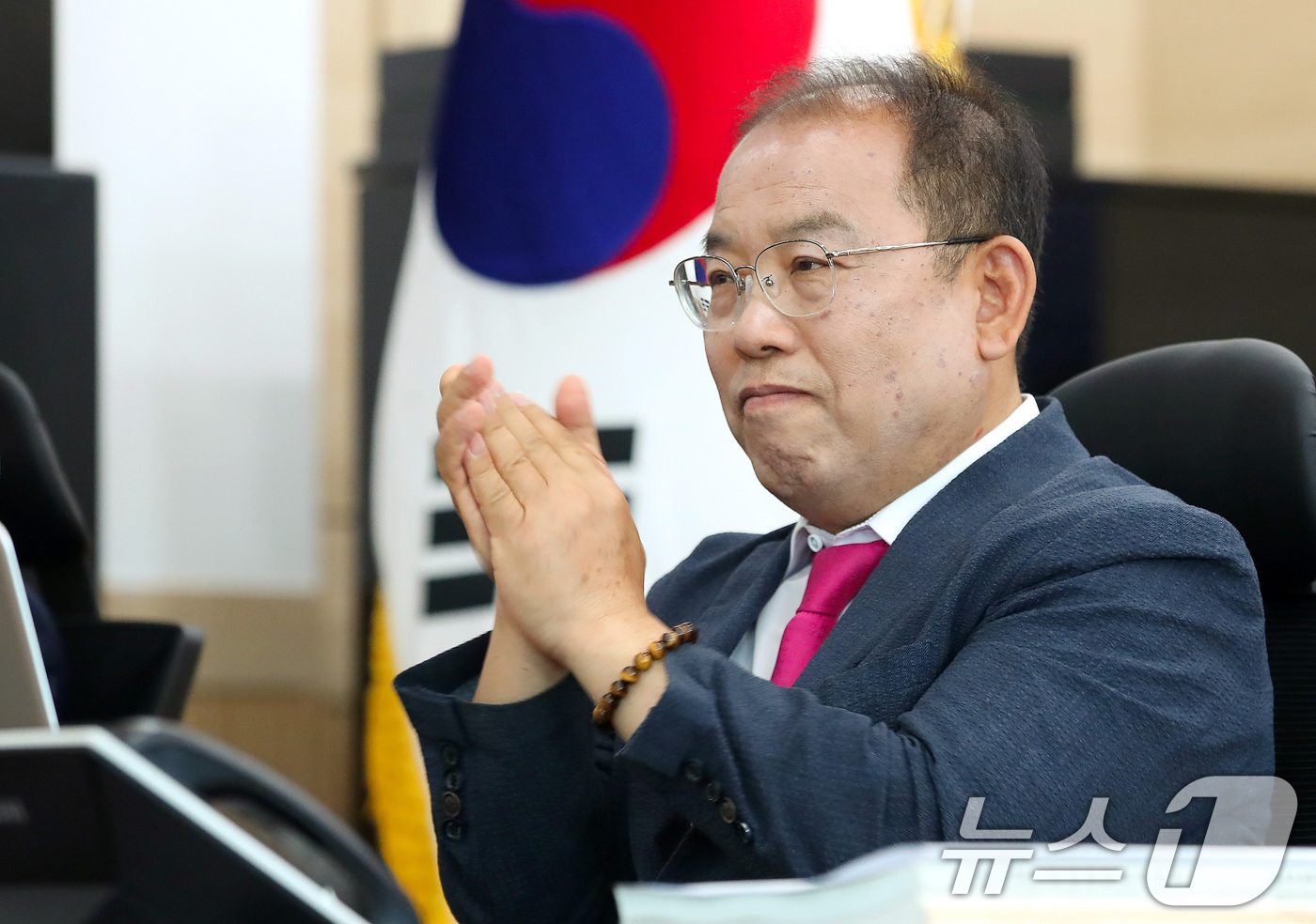 (대구=뉴스1) 공정식 기자 = 우성진 대구 동구청장 당선인이 10일 오전 동구 아양아트센터에서 열린 '민선 9기 동구청장직 인수위원회' 첫 전체 회의에서 인수위원들을 격려하고 있 …