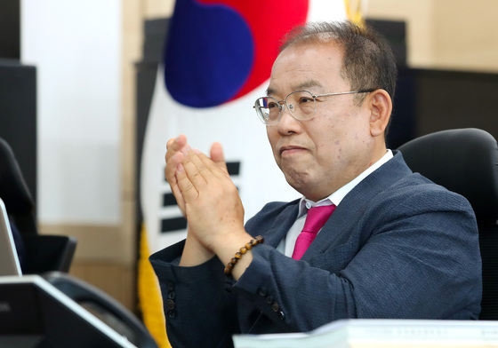 인수위원 격려하는 우성진 대구 동구청장 당선인