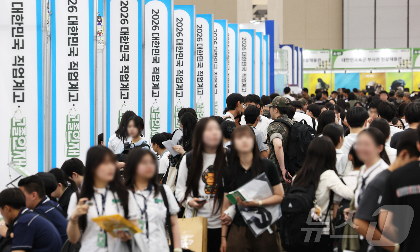 (고양=뉴스1) 오대일 기자 = 10일 경기도 고양시 킨텍스에서 열린 '2026 대한민국 직업계고 고졸인재 채용엑스포'에서 학생들이 채용부스를 둘러보고 있다.‘같이 만드는 내일의 …
