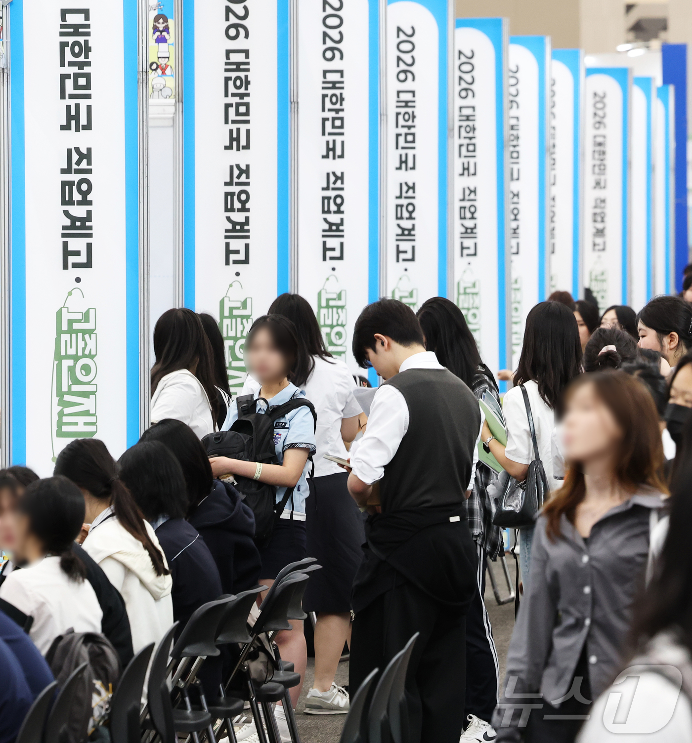 (고양=뉴스1) 오대일 기자 = 10일 경기도 고양시 킨텍스에서 열린 '2026 대한민국 직업계고 고졸인재 채용엑스포'에서 학생들이 채용부스를 둘러보고 있다.‘같이 만드는 내일의 …