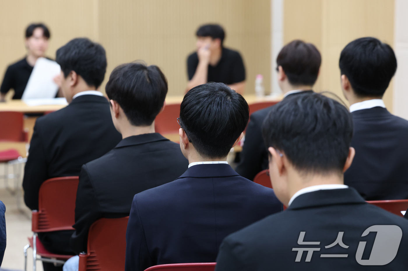 (수원=뉴스1) 김영운 기자 = 10일 경기 수원시 팔달구 선경도서관에서 열린 '6월 반도체 분야 일자리 두드림 구인·구직의 날' 행사에서 구직자들이 면접을 기다리고 있다. 202 …