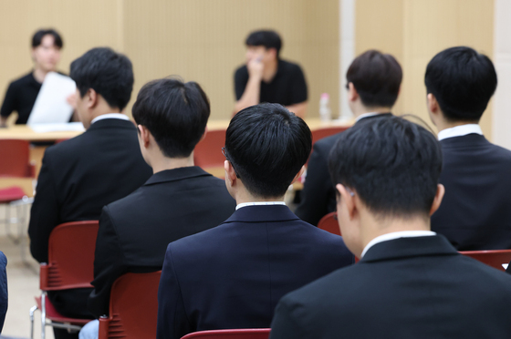 면접 기다리는 구직자들
