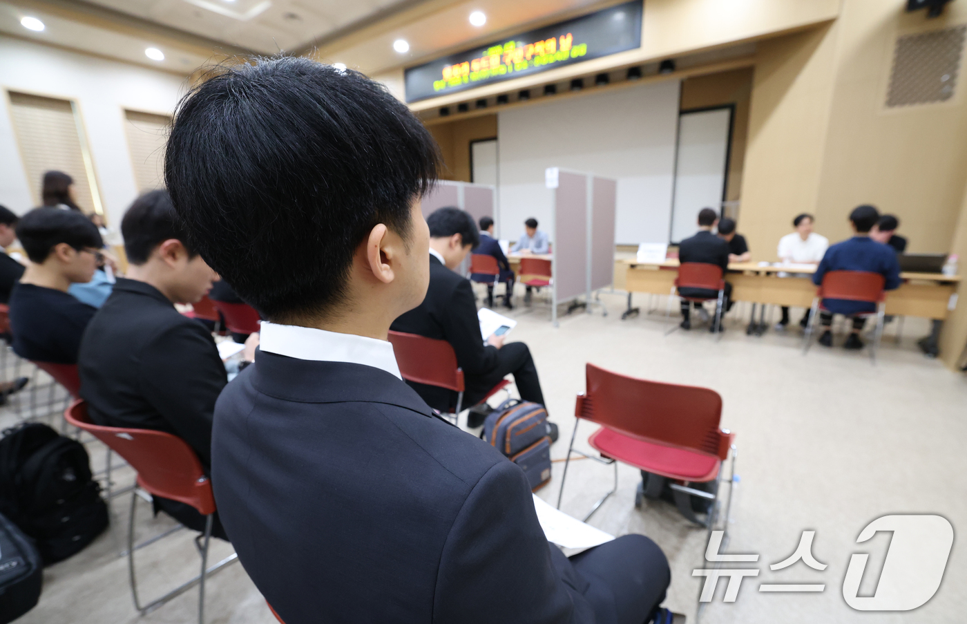 (수원=뉴스1) 김영운 기자 = 10일 경기 수원시 팔달구 선경도서관에서 열린 '6월 반도체 분야 일자리 두드림 구인·구직의 날' 행사에서 구직자들이 면접을 기다리고 있다. 202 …