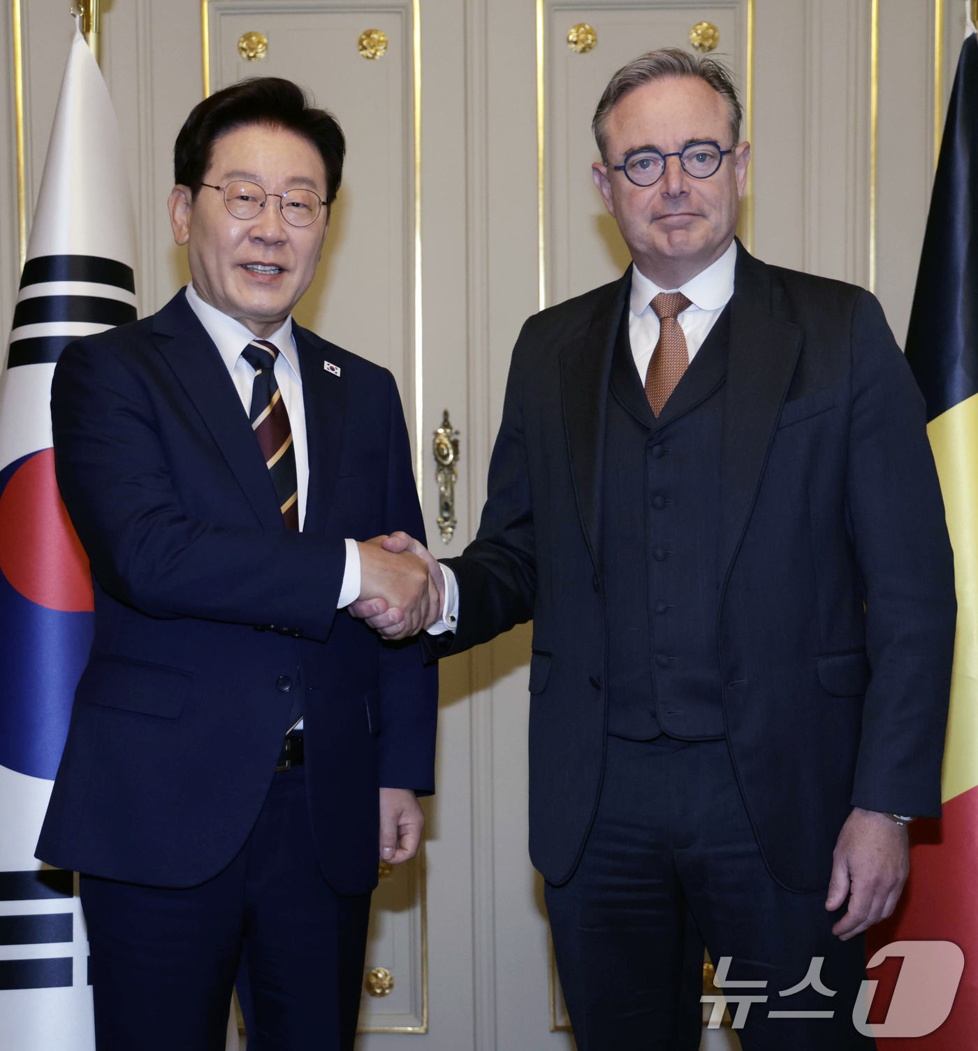 (브뤼셀(벨기에)=뉴스1) 허경 기자 = 이재명 대통령과 바트 드 웨브흐 벨기에 총리가 10일(현지시간) 벨기에 브뤼셀 총리 관저에서 열린 정상회담에서 앞서 기념촬영을 하고 있다. …
