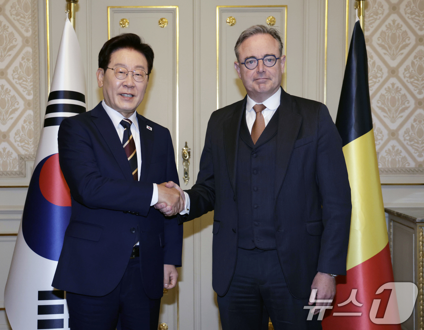 (브뤼셀(벨기에)=뉴스1) 허경 기자 = 이재명 대통령과 바트 드 웨브흐 벨기에 총리가 10일(현지시간) 벨기에 브뤼셀 총리 관저에서 열린 정상회담에서 앞서 기념촬영을 하고 있다. …