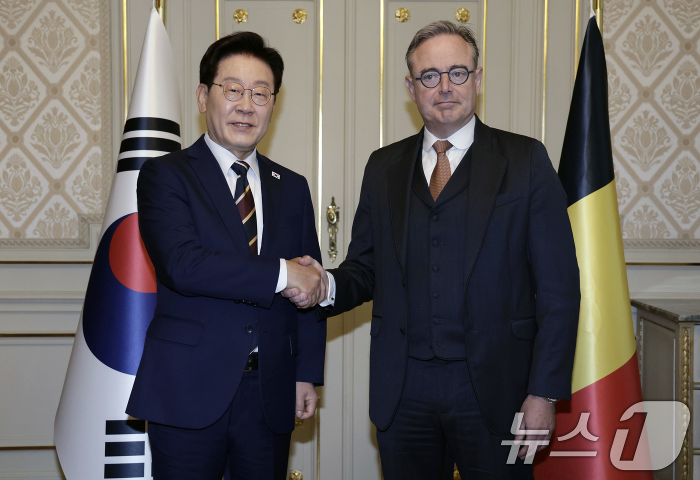 (브뤼셀(벨기에)=뉴스1) 허경 기자 = 이재명 대통령과 바트 드 웨브흐 벨기에 총리가 10일(현지시간) 벨기에 브뤼셀 총리 관저에서 열린 정상회담에서 앞서 기념촬영을 하고 있다. …