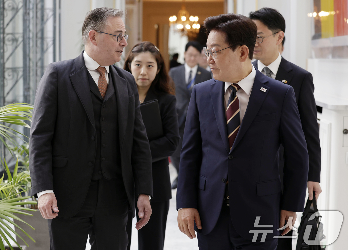 (브뤼셀(벨기에)=뉴스1) 허경 기자 = 이재명 대통령과 바트 드 웨브흐 벨기에 총리가 10일(현지시간) 벨기에 브뤼셀 총리 관저에서 열린 정상회담에 입장하고 있다. 2026.6. …