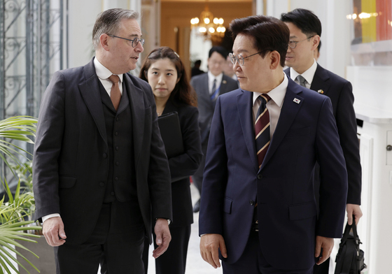 벨기에 총리와 정상회담장 향하는 이재명 대통령