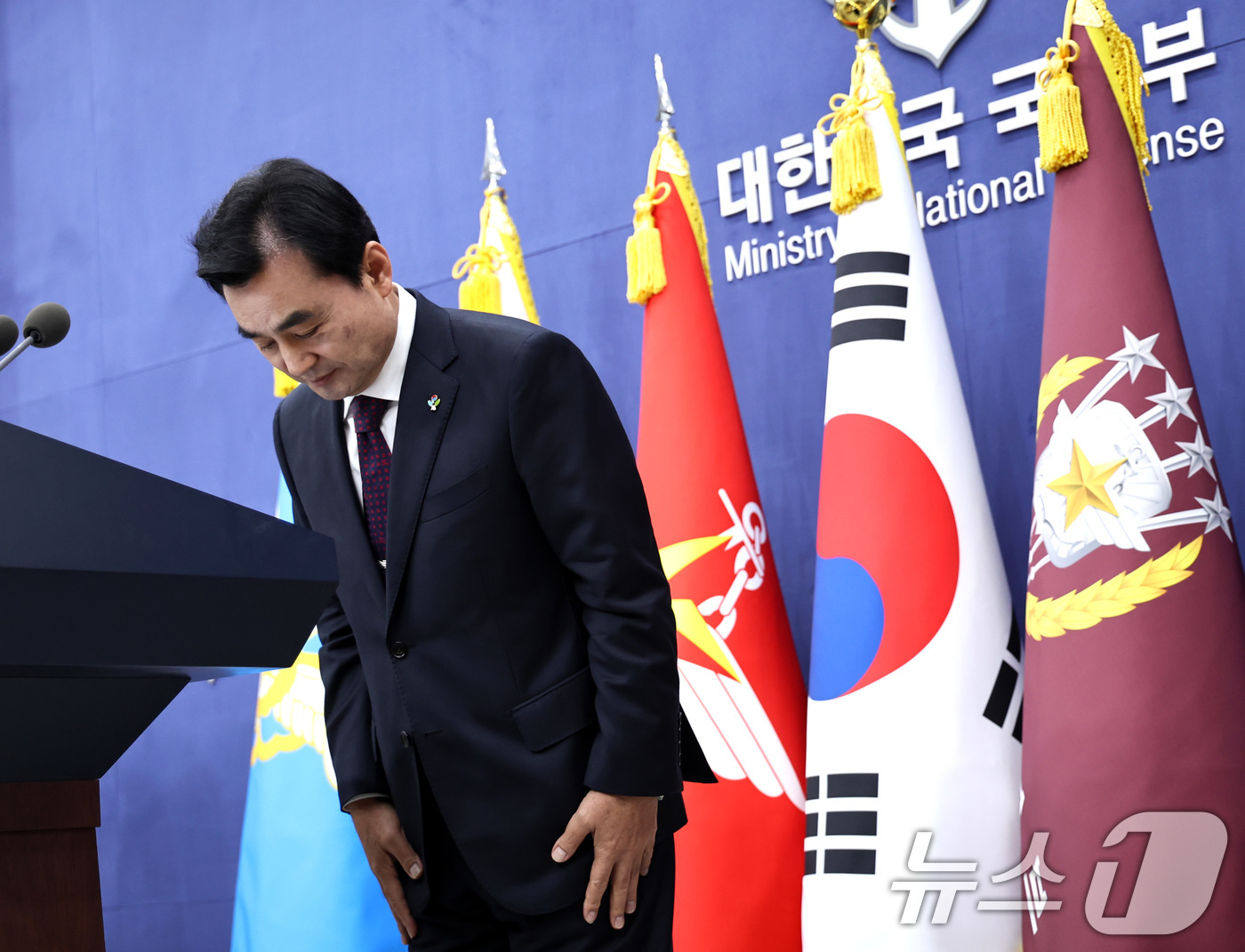 (서울=뉴스1) 구윤성 기자 = 안규백 국방부 장관이 10일 오후 서울 용산 국방부에서 국군방첩사령부(방첩사) 해체 및 기능 개편 계획 발표를 마친 뒤 인사하고 있다. 2026.6 …