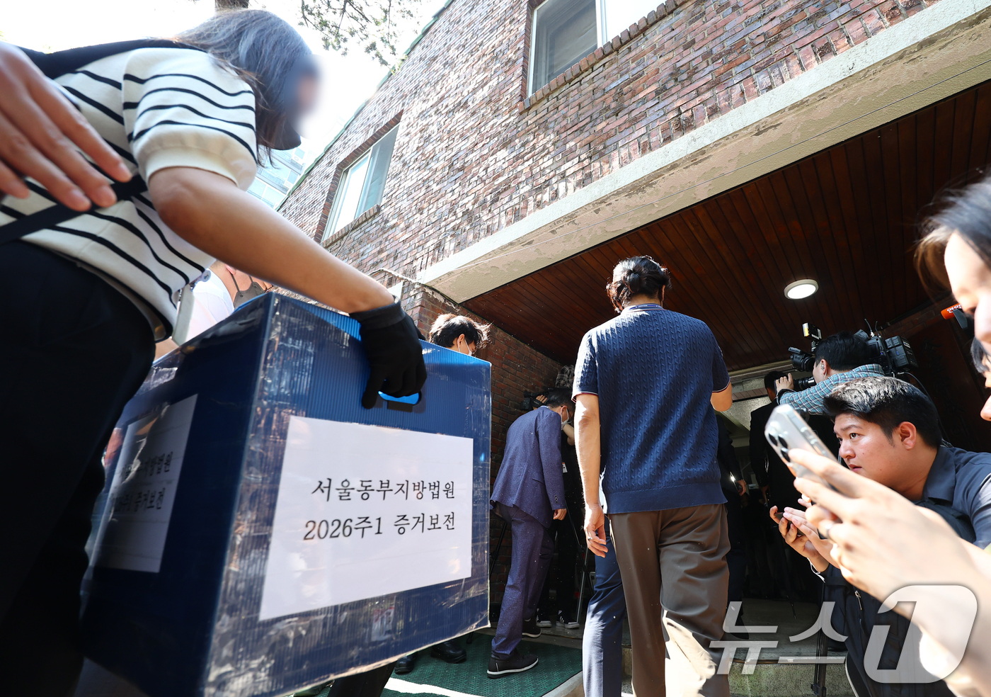(서울=뉴스1) 최지환 기자 = 김지연 서울동부지방법원 부장판사와 관계자들이 10일 오후 투표용지 부족사태가 발생한 서울 송파구 잠실7동 제2투표소가 마련됐던 한 아파트 노인정의 …