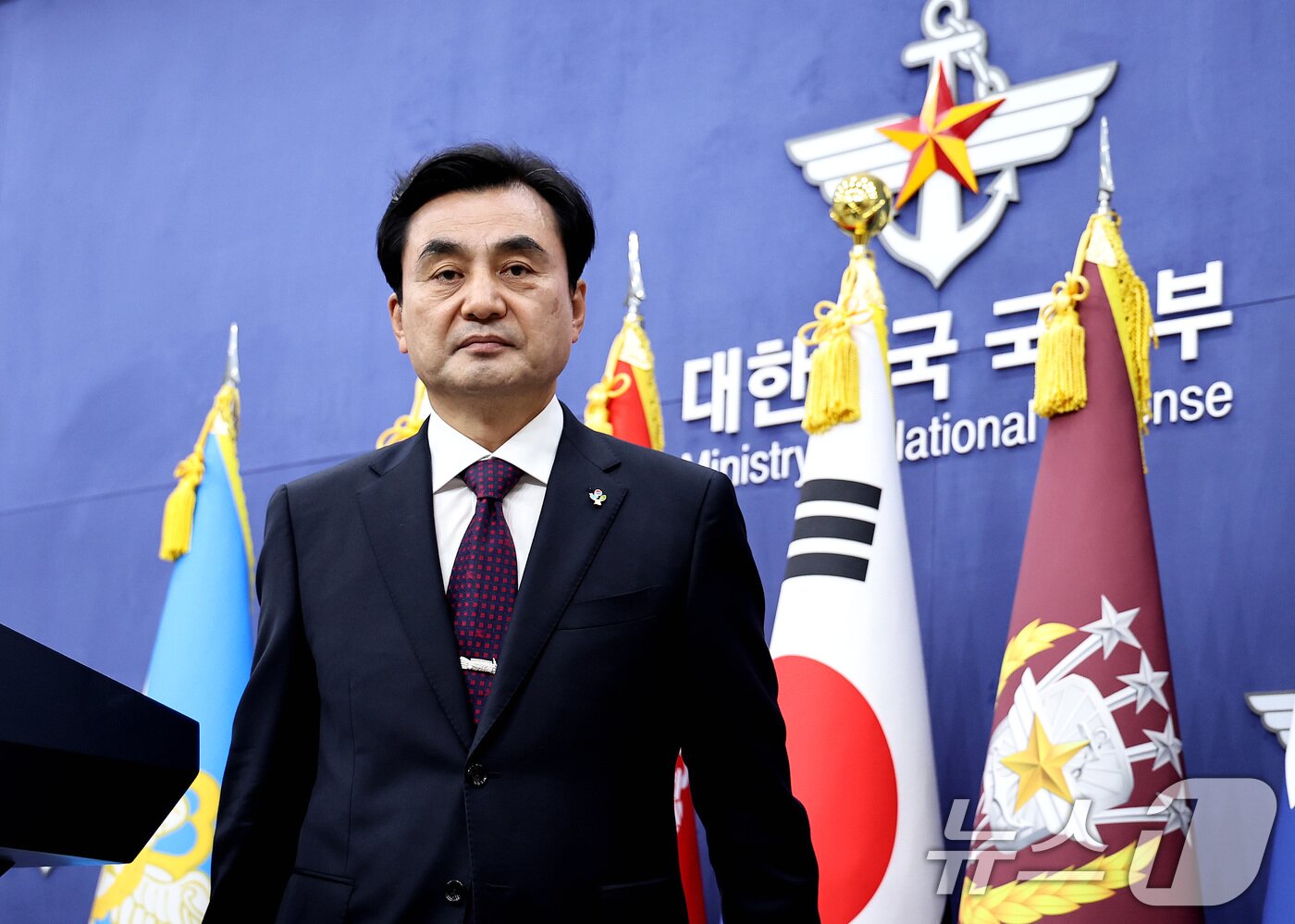 본문 이미지 - 안규백 국방부 장관이 10일 오후 서울 용산 국방부에서 국군방첩사령부(방첩사) 해체 및 기능 개편 계획을 발표한 뒤 브리핑룸을 나서고 있다. 2026.6.10 ⓒ 뉴스1 구윤성 기자